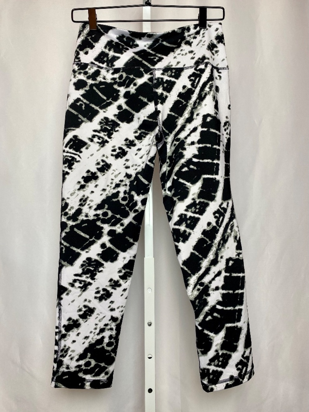 ABS Womenʻs Black & White Graphic Print 7/8 Length Style Yoga Pants Medium - Picture 6 of 8